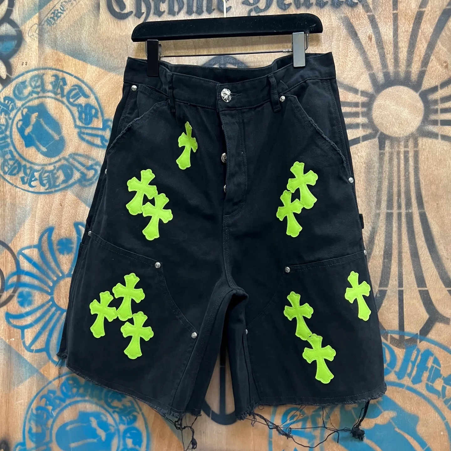 P520 chrome hearts limited series new city limited jeans Chrome Hearts city limited denim shorts vintage levis American made 501 505 517 base version remake Levis American made 501 base version imported sheepskin 925 silver remake Customers provide waist and pants length or height and weight. The studio will select the most suitable base version for you to remake. There are many people doing remakes in the market. Don’t belittle or comment. The difference is visible to the naked eye. See and compare for yourself #CHROME HEARTS Unisex style